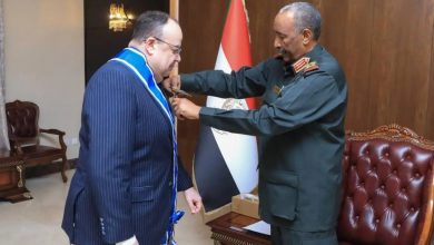 المسار نيوز رئيس مجلس السيادة، يمنح السفير المصري، لدى السودان وسام النيلين من الطبقة الأولى بمناسبة انتهاء فترة عمله