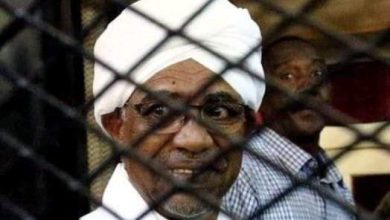 المسار نيوز الرئيس السوداني السابق عمر البشير في جلسة محاكمة المتهمين بتدبير انقلاب 30 يونيو، "أتحمل كامل المسؤولية عما تم في 30 يونيو، وأعلم أن الاعتراف هو سيد الأدلة"