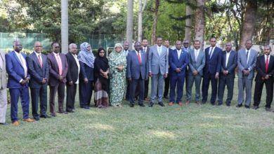 المسار نيوز حميدتي يلتقي أعضاء السفارة السودانية بنيروبي