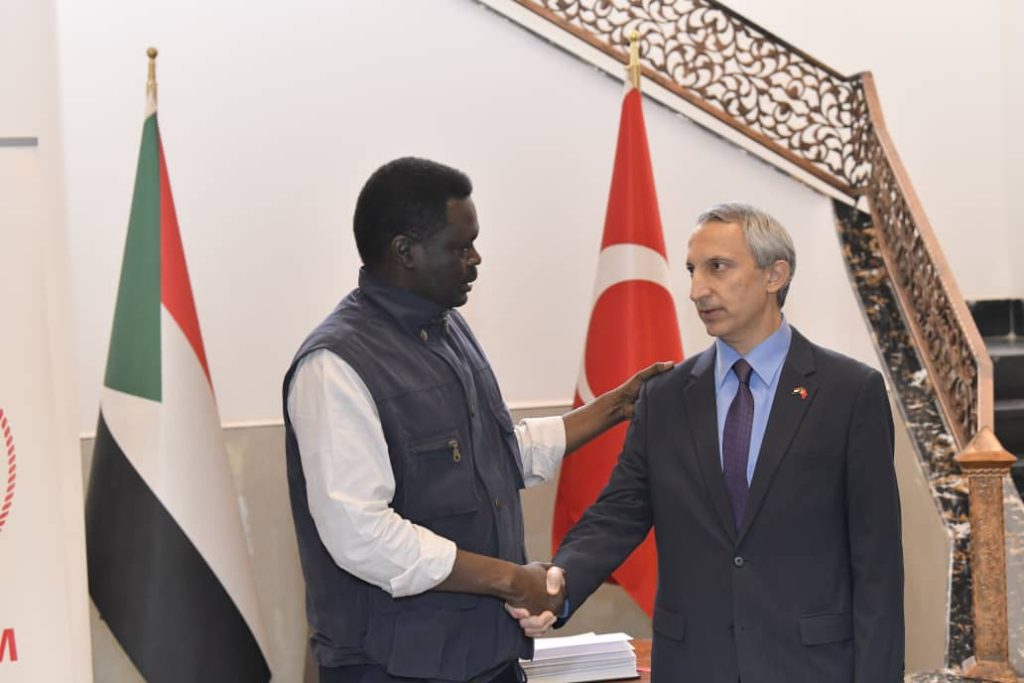 المسار نيوز حاكم إقليم دارفور يؤدي واجب العزاء لسفير الجمهورية التركية بالخرطوم