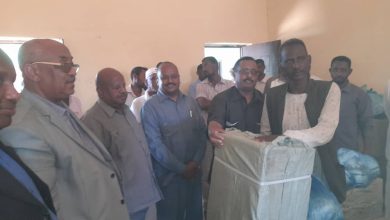 المسار نيوز وزير الشباب والرياضة بولاية نهرالنيل والمديرالتنفيذي لمحلية بربر يشهدون فعاليات الإتحادالمحلي لكرة القدم ببربر بتوزيع المعدات للآندية الرياضية