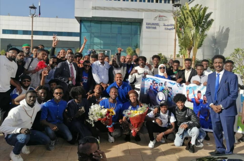 استقبال رائع لفريق نادي الهلال بمطار القاهرة 1 المسار نيوز استقبال رائع لفريق نادي الهلال بمطار القاهرة