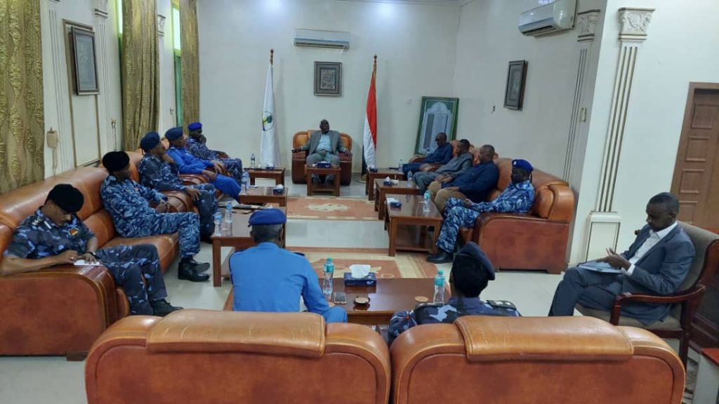والي نهر النيل يلتقي مدير الإدارة العامة لشرطة التعدين ويؤكد علي اهمية الإدارة ويثمن مجهودات شرطة الولاية في محاربة ومحاصرة التهريب ويشيد باداء الشركة السودانية للموارد المعدنية 1 المسار نيوز والي نهر النيل يلتقي مدير الإدارة العامة لشرطة التعدين ويؤكد علي اهمية الإدارة ويثمن مجهودات شرطة الولاية في محاربة ومحاصرة التهريب ويشيد باداء الشركة السودانية للموارد المعدنية