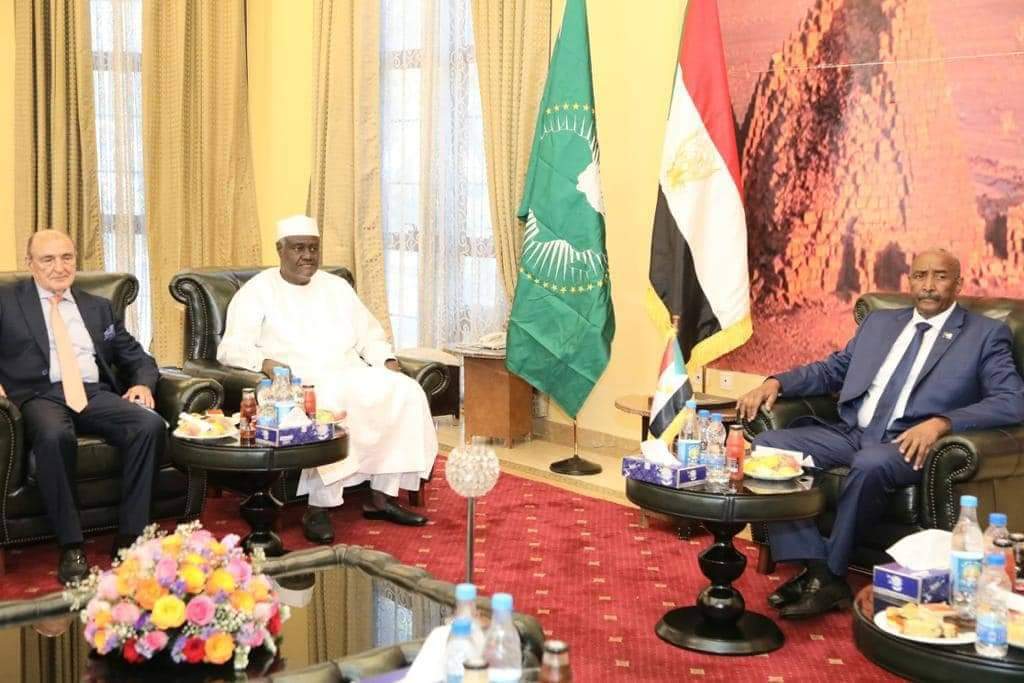البرهان يلتقي رئيس مفوضية الإتحاد الافريقي 1 المسار نيوز البرهان يلتقي رئيس مفوضية الإتحاد الافريقي
